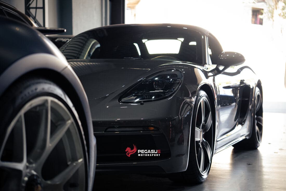 Porsche 718 na oficina Pegasus Motorsport
