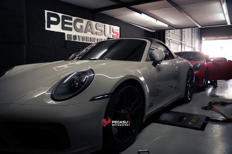 Porsche 911 na oficina Pegasus Motorsport