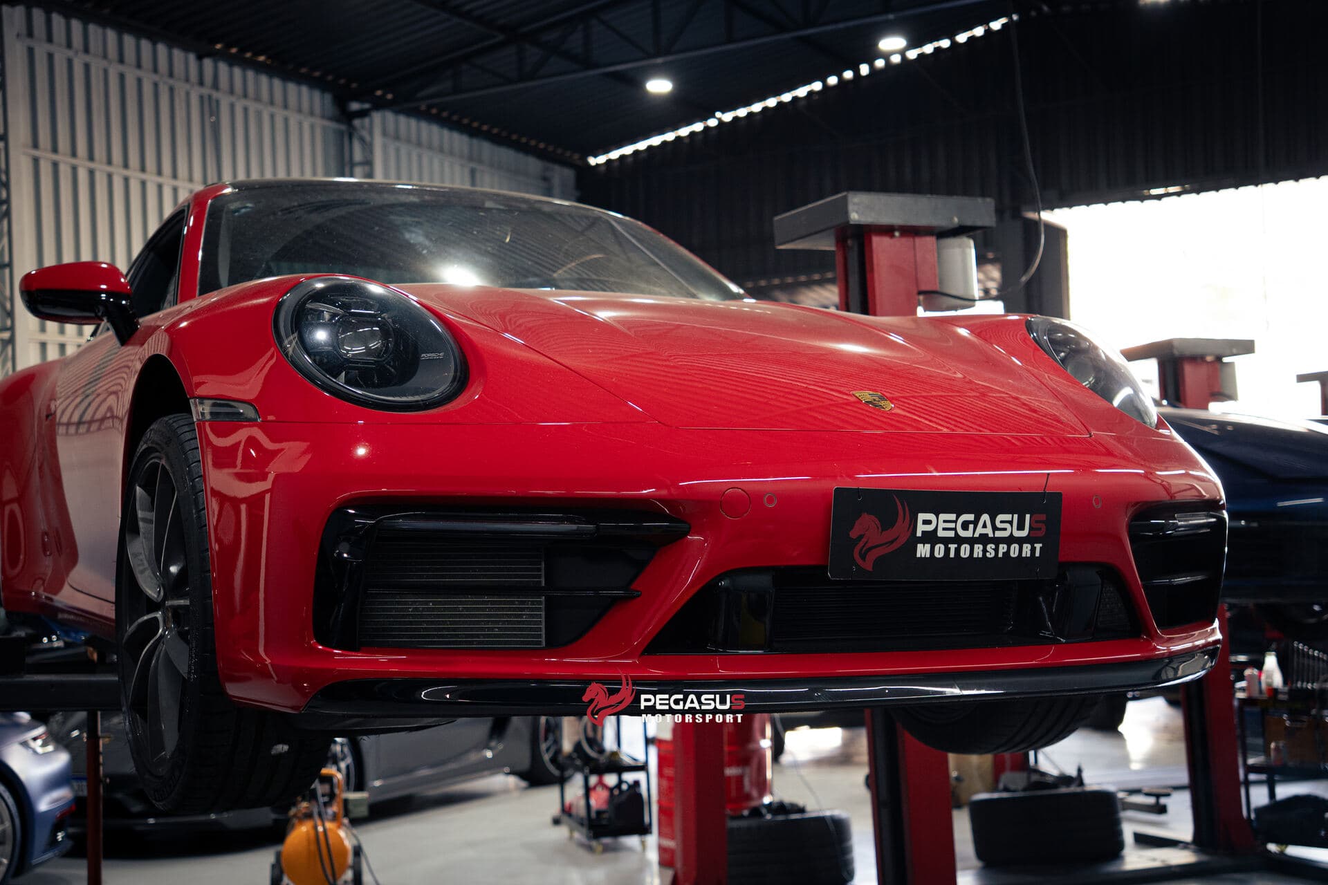 Porsche 911 no elevador da Pegasus Motorsport