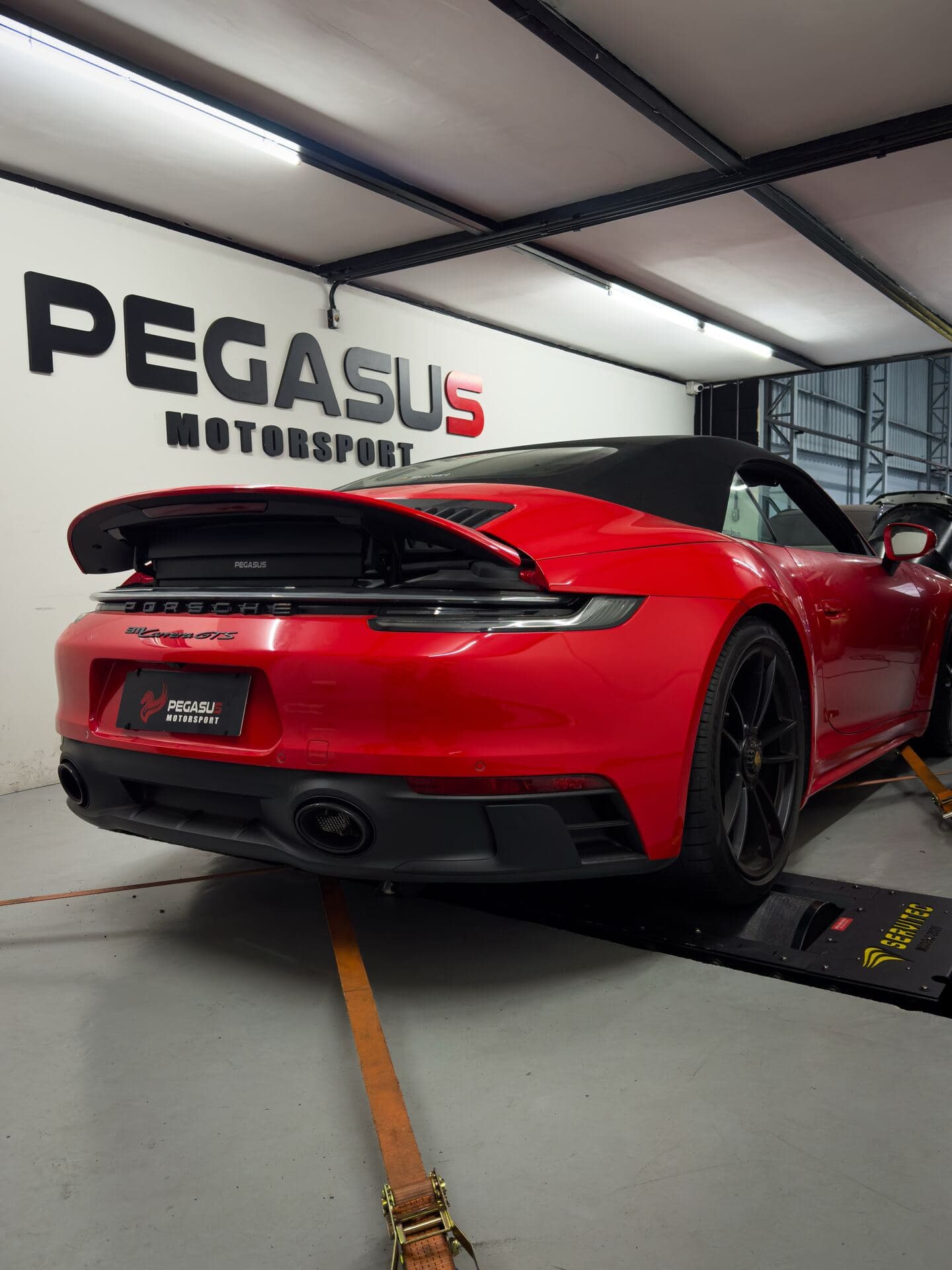 Porsche 911 GTS no dinamômetro da Pegasus Motorsport